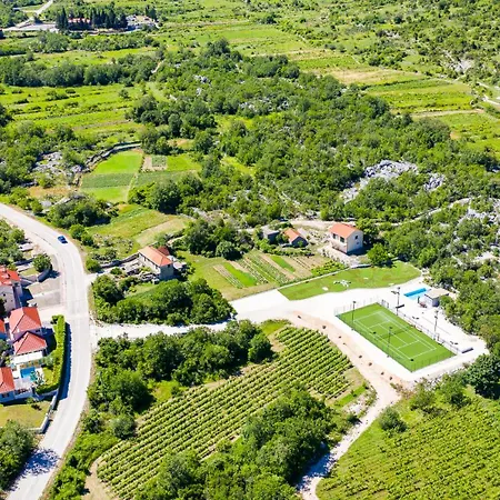 Roglic - Pool, Tennis & Pets Welcome I Makarska Riviera ヴィラ